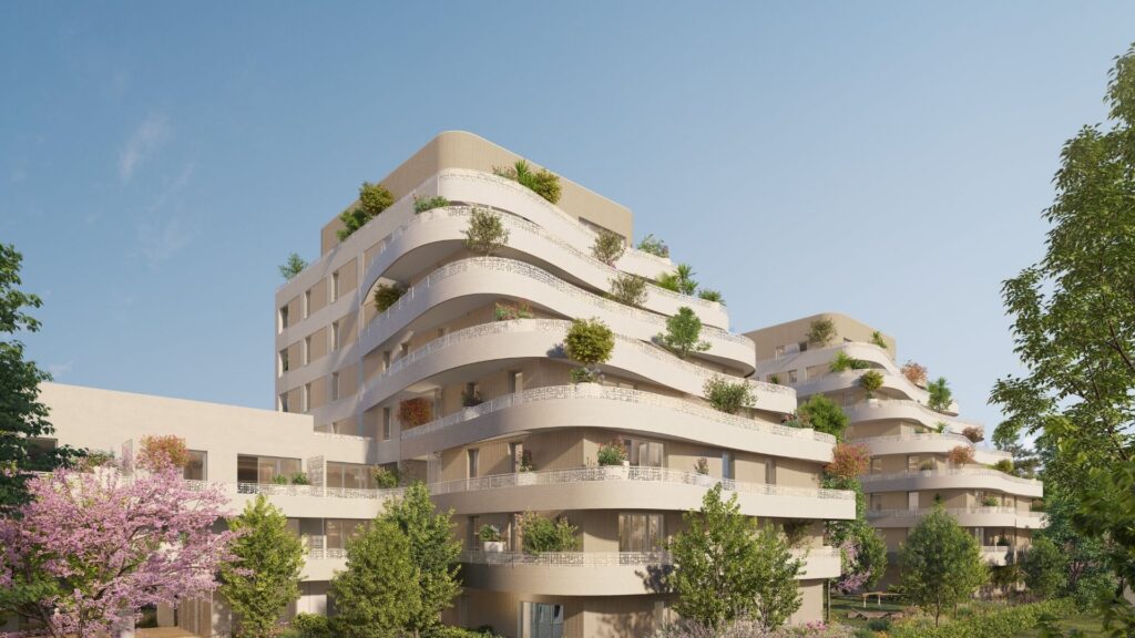 Vue sur l'architecture en gradins des bâtiments de la résidence Nouvel’Ere, soulignant les courbes des balcons végétalisés et les attiques aux angles arrondis sous un ciel clair.