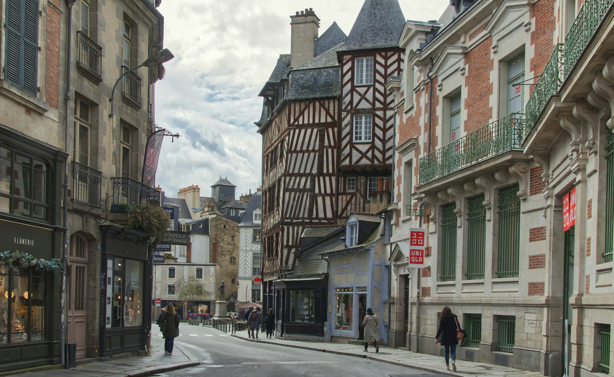 Rue historique de Rennes avec immeubles à pans de bois, illustrant le type de biens éligibles à la Loi Malraux Rennes.