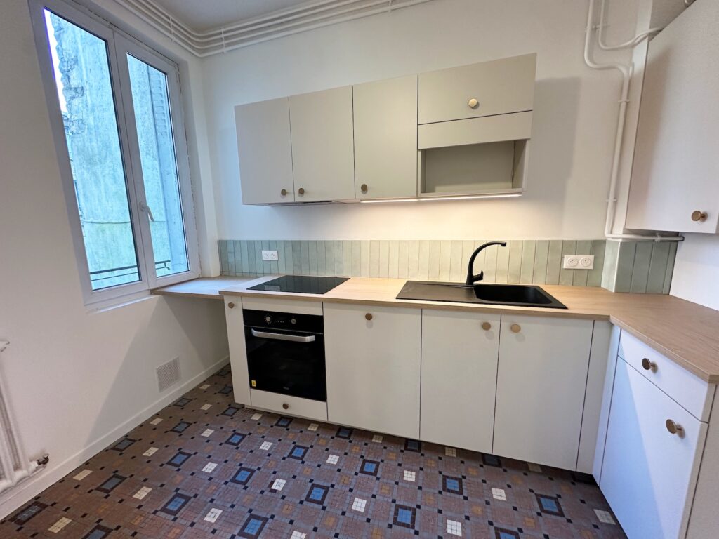 Cuisine équipée neuve du T4 rénové rue Guéhenno à Rennes