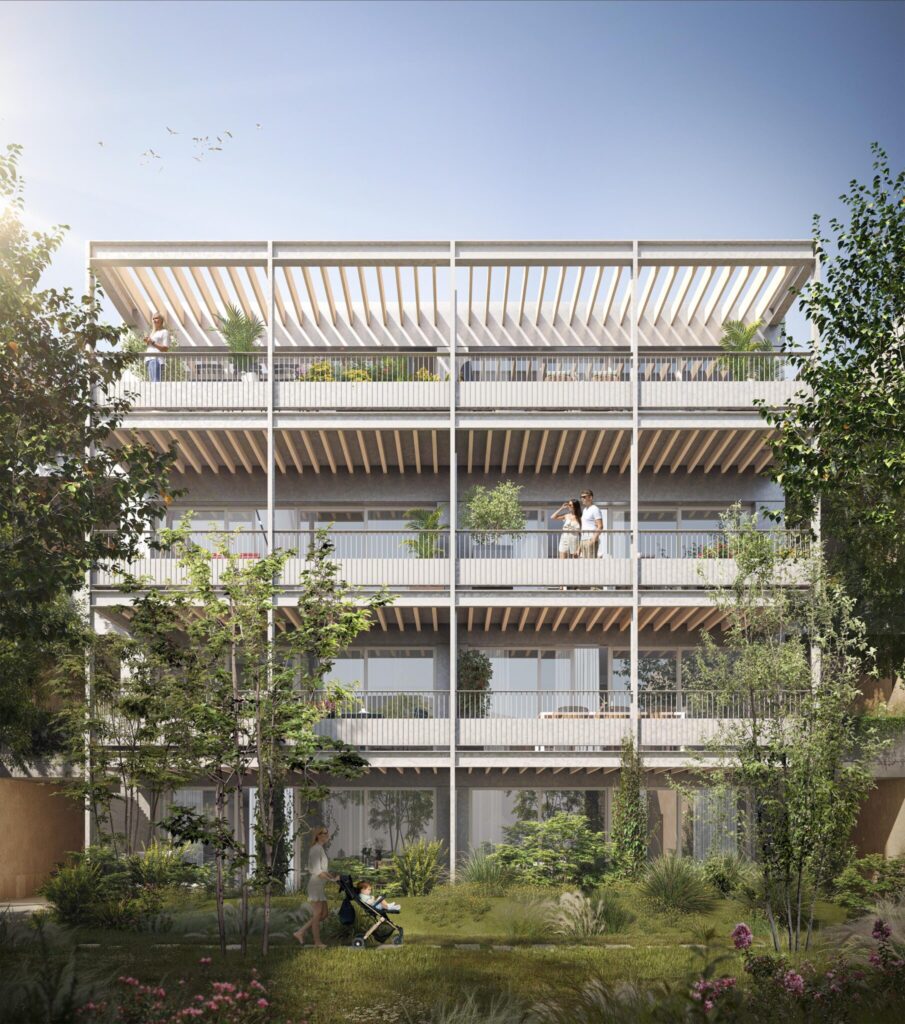 Façade intérieure de la résidence montrant des balcons filants avec structures en bois et végétation intégrée, surplombant un jardin arboré.