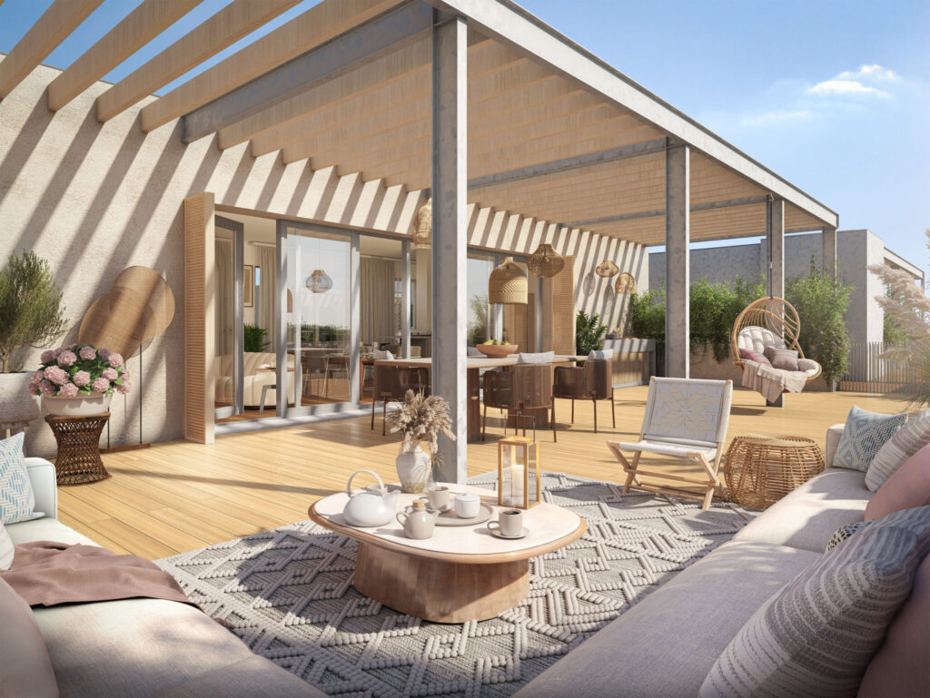 Grande terrasse en bois en dernier étage avec pergola, aménagée avec un salon de jardin confortable et un fauteuil suspendu sous un ciel bleu ensoleillé.