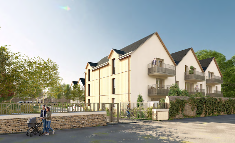 Vue extérieure depuis la rue de la résidence neuve Les Longères d'Orgemont à Angers, avec son muret en pierre, son portail et ses façades contemporaines mêlant enduit clair et bardage bois sous des toits en ardoise.