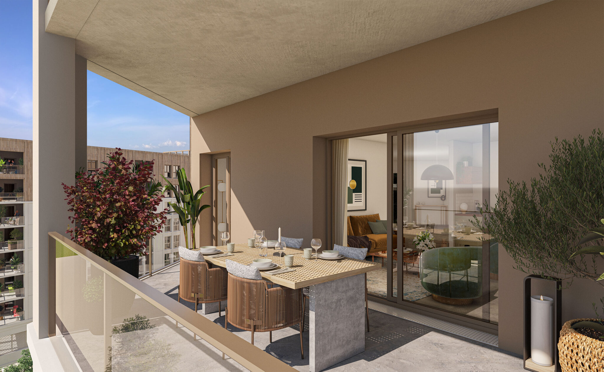 Vue rapprochée d'une grande loggia aménagée avec une table de dîner extérieure, offrant une extension de l'espace de vie et une vue dégagée sur les bâtiments contemporains voisins.