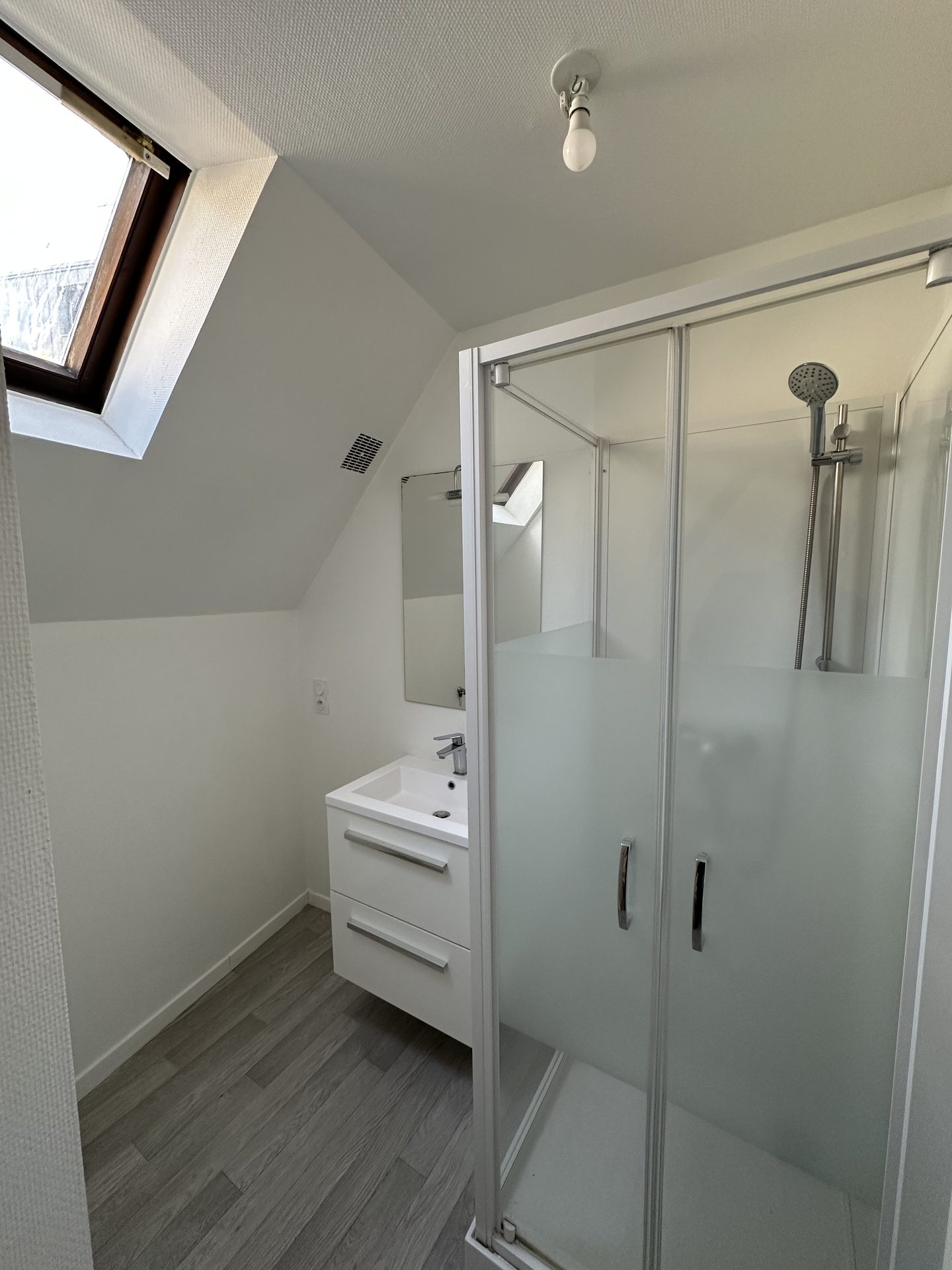 Salle d'eau sous Velux avant rénovation, appartement T3 rue du Château à Nantes