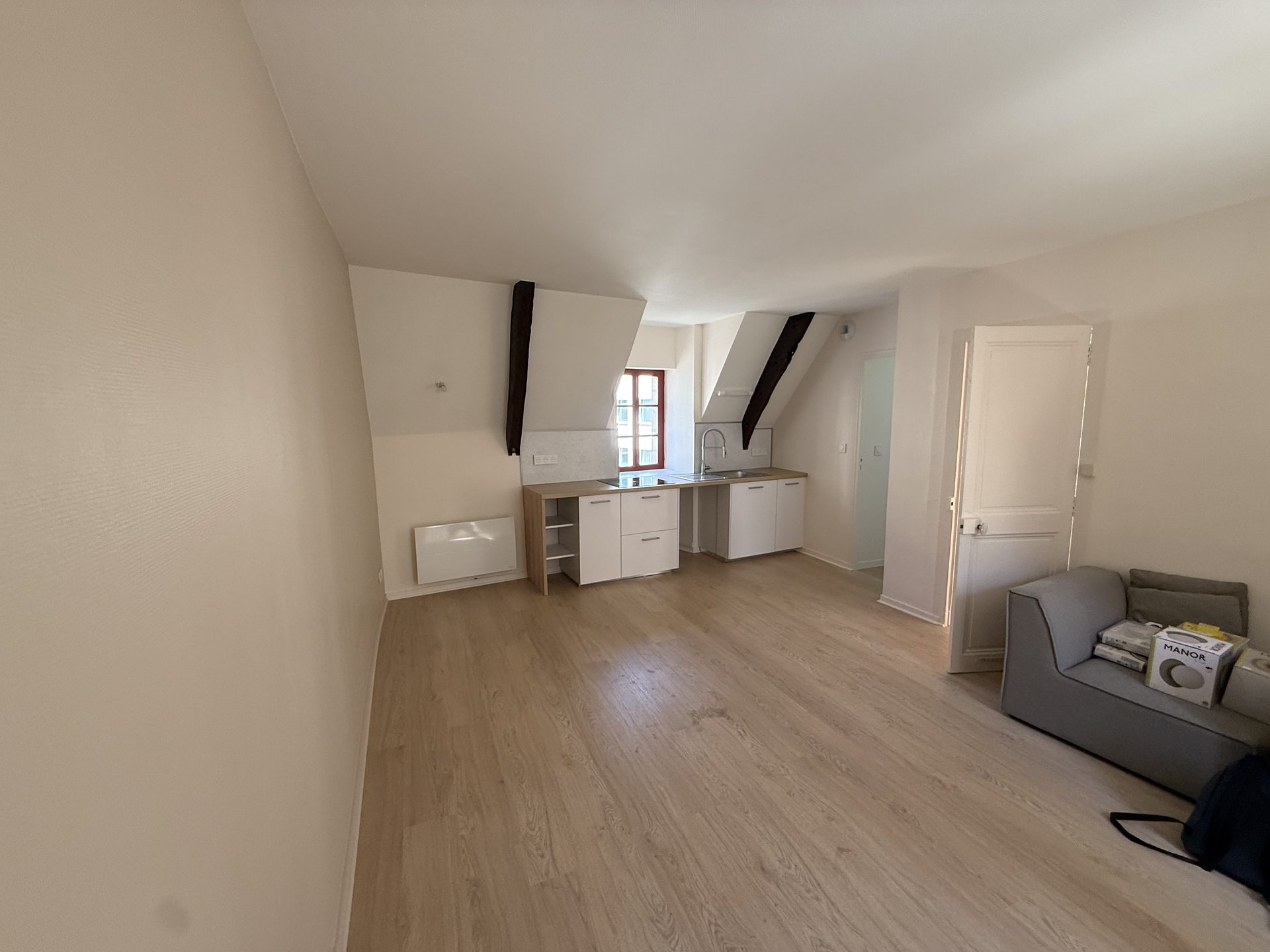 Cuisine aménagée blanche ouverte sur séjour, appartement T3 rénové centre historique Nantes