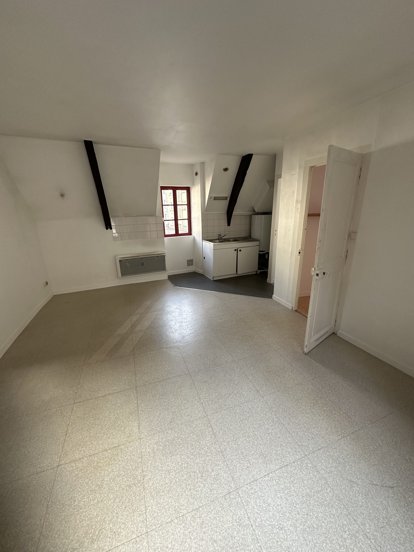 Pièce de vie et coin cuisine avant travaux, investissement locatif rue du Château Nantes