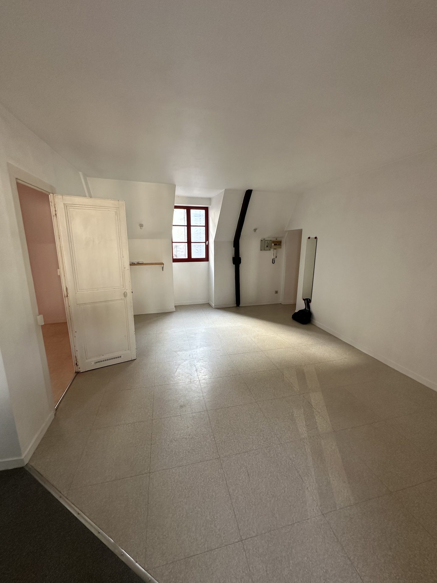 Séjour avec lino ancien avant rénovation, appartement Bouffay Nantes